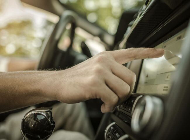 Zeigefinder bedient die Navigation im Auto