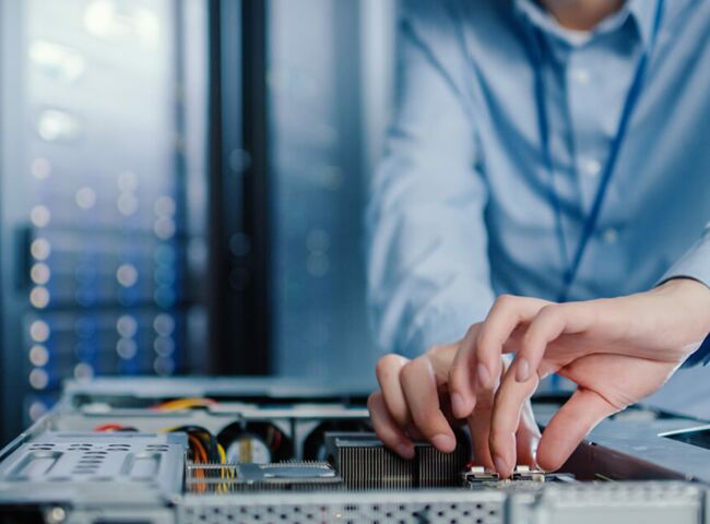 Hände, die eine Komponente einen PC einbauen