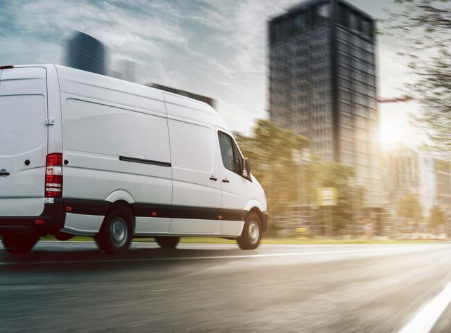 Transporter fährt schnell auf einer Straße