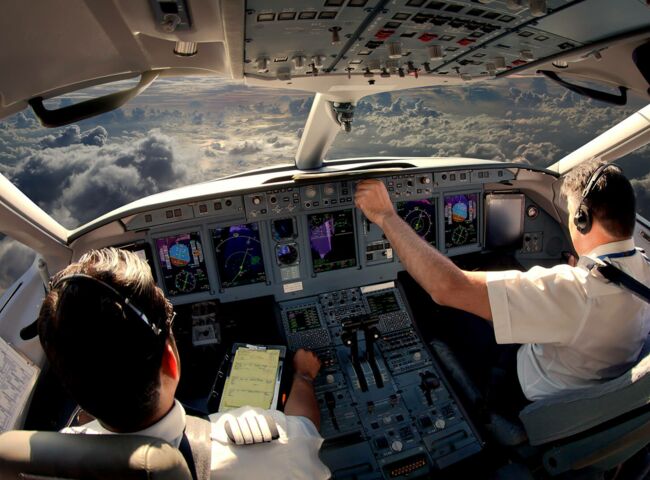 Blick in das Cockpit eines Flugzeugs