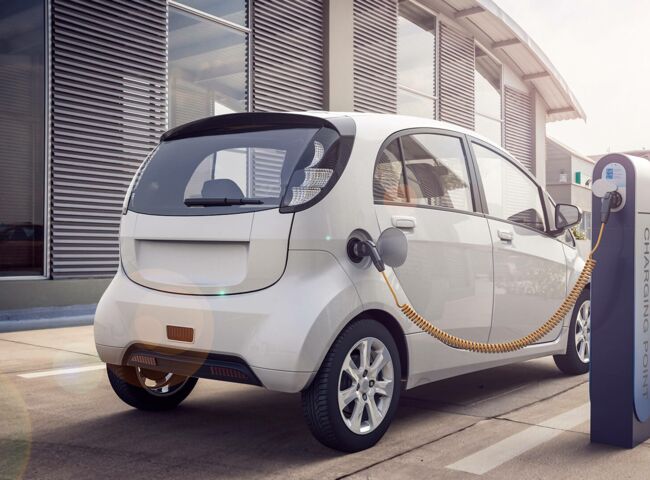 E-Fahrzeug, dass an eine Ladesäule angeschlossen ist