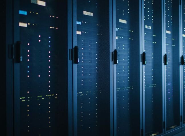 Serverraum mit mehreren Server-Schränken