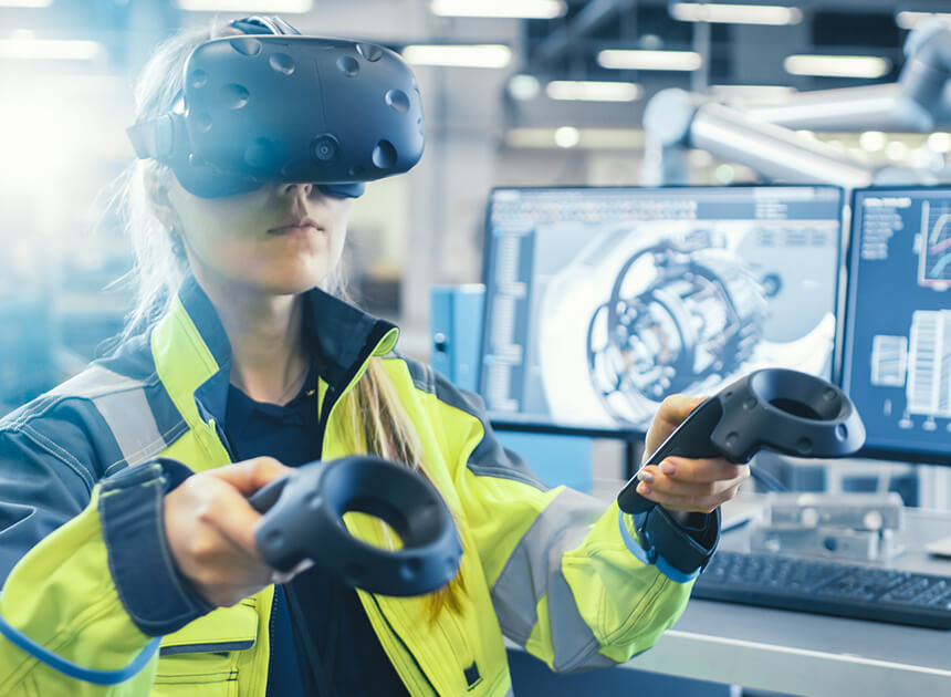 Mitarbeiterin mit Augmented Reality Brille