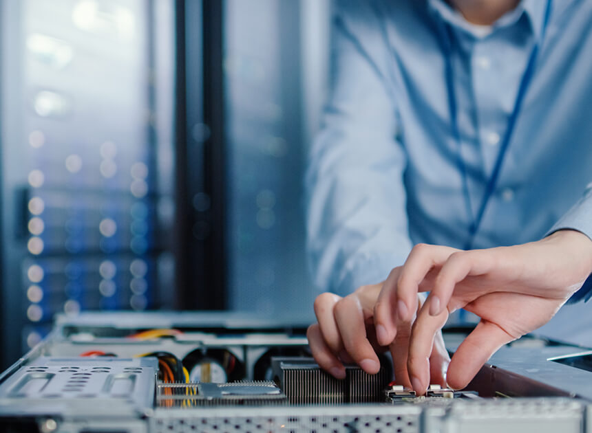 Hände, die eine Komponente einen PC einbauen